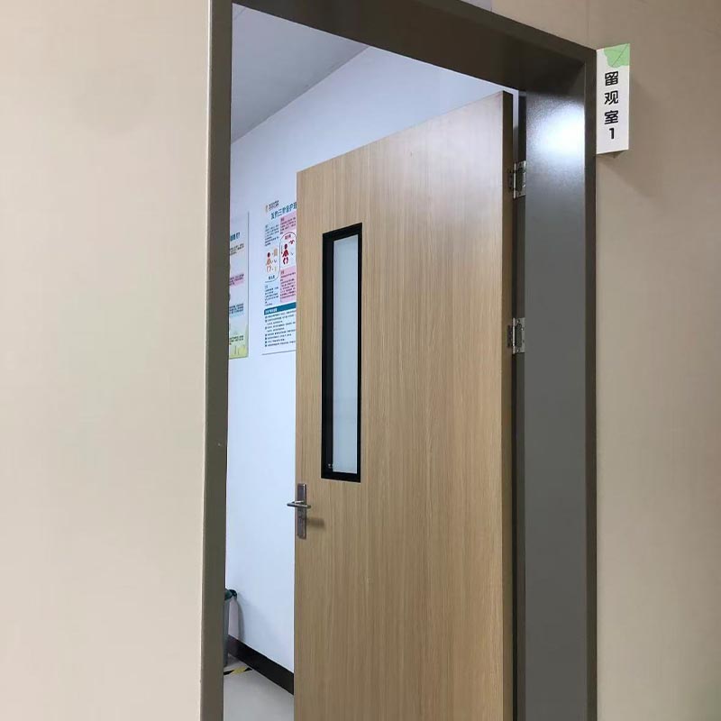 病院のスチールと木製の防火扉
